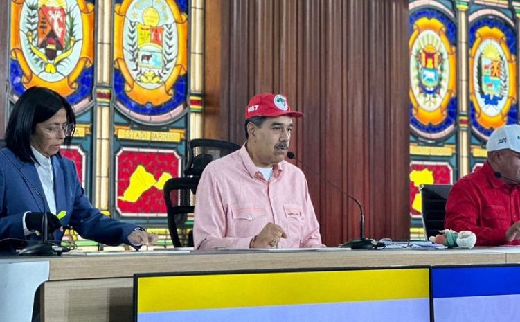 Ditador Nicolás Maduro usa boné do MST em evento na Venezuela e grupo comemora