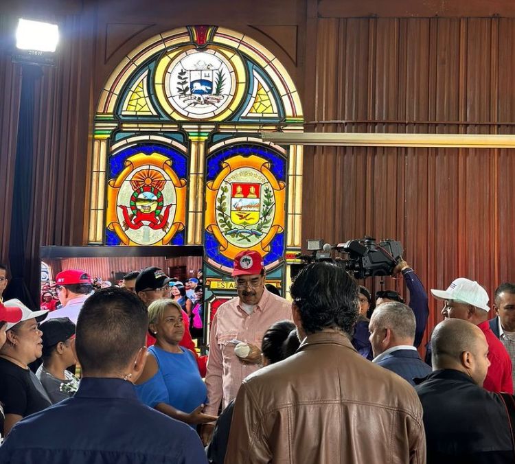 Ditador Nicolás Maduro usa boné do MST em evento na Venezuela e grupo comemora 2 - Ditador Nicolás Maduro usa boné do MST em evento na Venezuela e grupo comemora