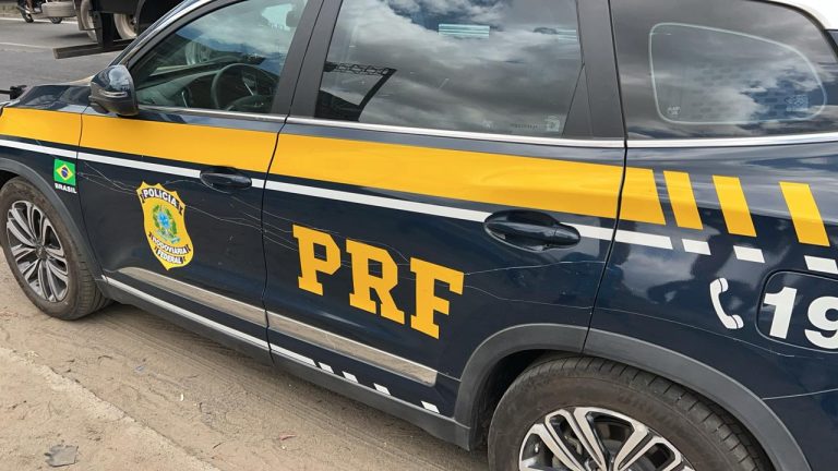 Suspeitos de danificar viatura da PRF são identificados pela Polícia Civil em Feira de Santana