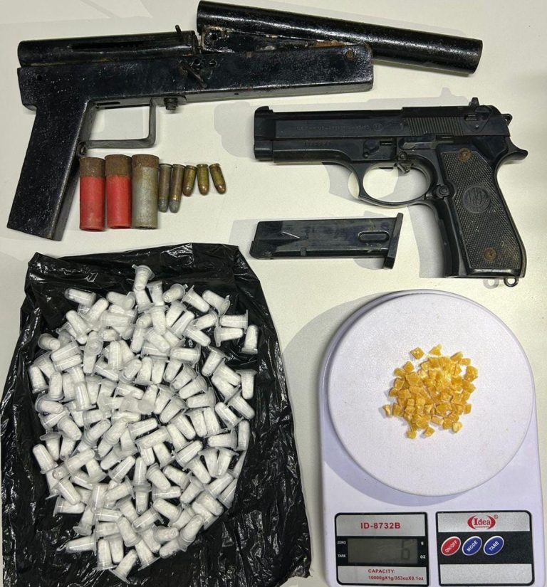 PM apreende arma de fogo, simulacro e drogas em Ilhéus