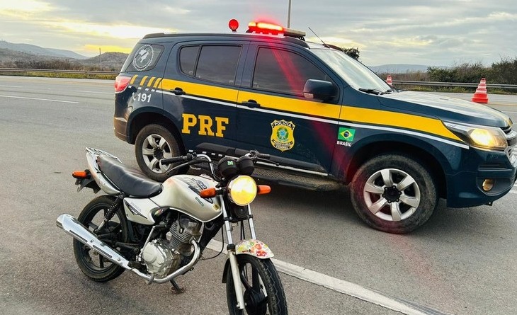 PRF recupera motocicleta roubada durante fiscalização em Brejões