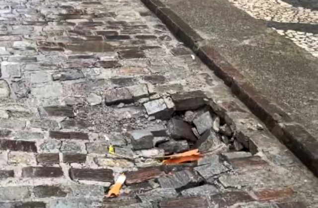 Buraco na pista interdita trânsito na Rua do Saldanha, no Centro Histórico