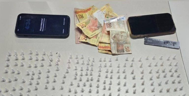 PM detém dupla suspeita de tráfico de drogas em Porto Seguro