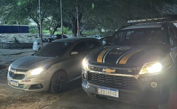PRF recupera veículo furtado com placas adulteradas em abordagem na BR-324, em Gavião
