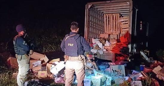PRF impede assalto na BR-101, recupera carga e resgata motorista feito refém