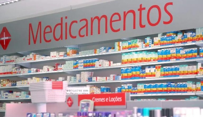 Entidades criticam permissão para farmacêutico prescrever medicamento