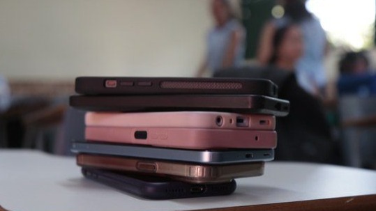 Celular na escola: publicadas diretrizes para educação digital e uso de celular