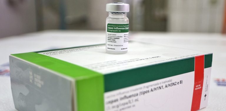Bahia recebe 428 mil doses da vacina contra a gripe e inicia distribuição na próxima segunda-feira