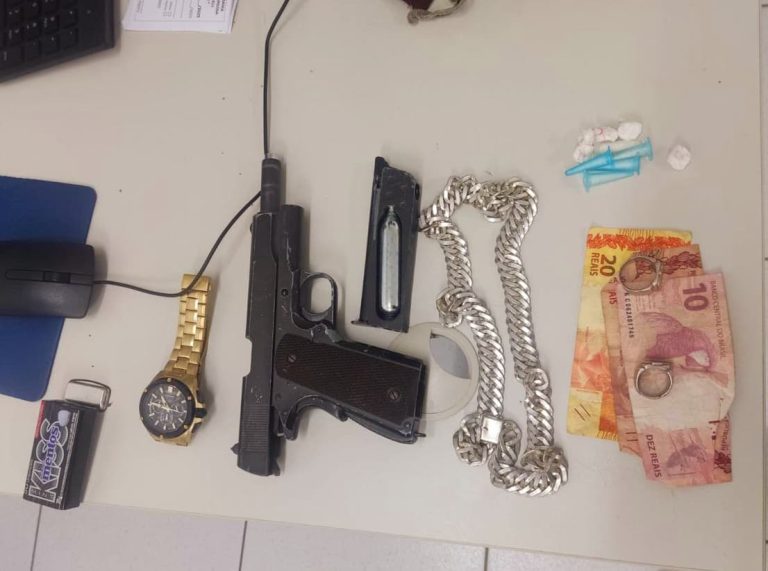 JOGARAM ATÉ PEDRA NA VIATURA: Homem é detido com réplica de arma em Amargosa