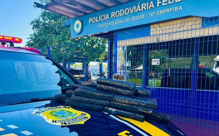 PRF apreende 19 kg de maconha em fiscalização a ônibus em Jequié