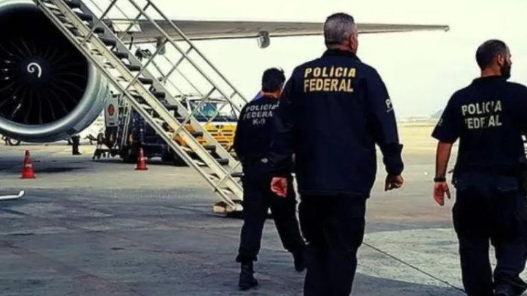 TENSÃO NO AR! Homem tenta abrir porta de avião em pleno voo e acaba preso em Guarulhos