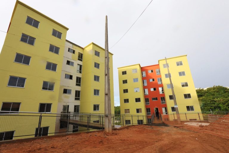 Jerônimo Rodrigues e ministro Rui Costa visitam Residencial Zulmira Barros em Salvador