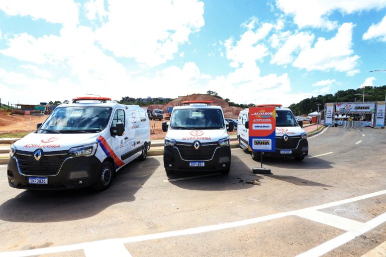 Jerônimo Rodrigues visita Feira Saúde Mais Perto, em Cajazeiras, e entrega ambulâncias para unidades de saúde da região