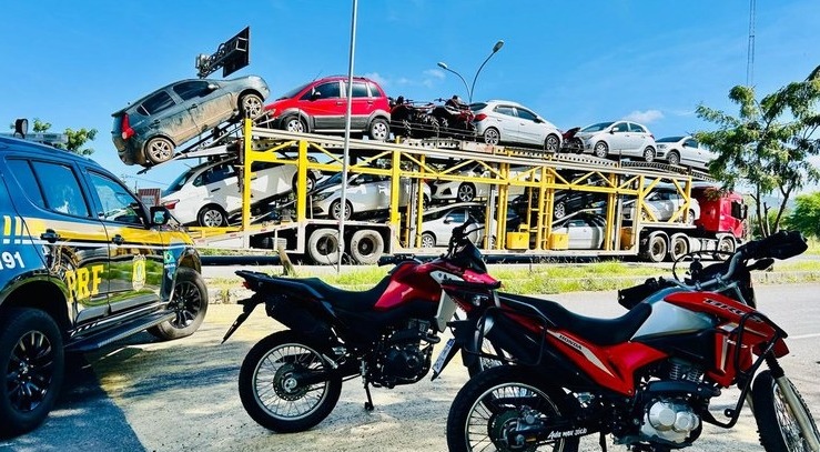 Em Jequié, PRF recupera motocicletas furtadas transportadas em caminhão-cegonha