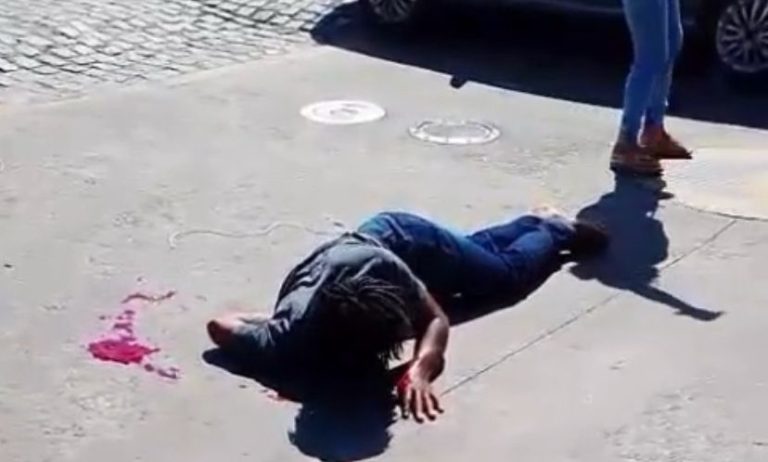 Ladrão espancado por populares na rodoviária de Simões Filho