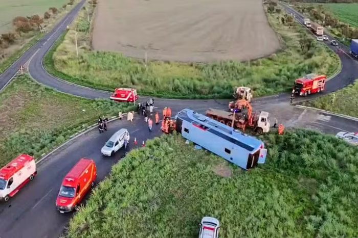 TRAGÉDIA NA ESTRADA: Ônibus tomba, mata 11 pessoas e deixa dezenas de feridos