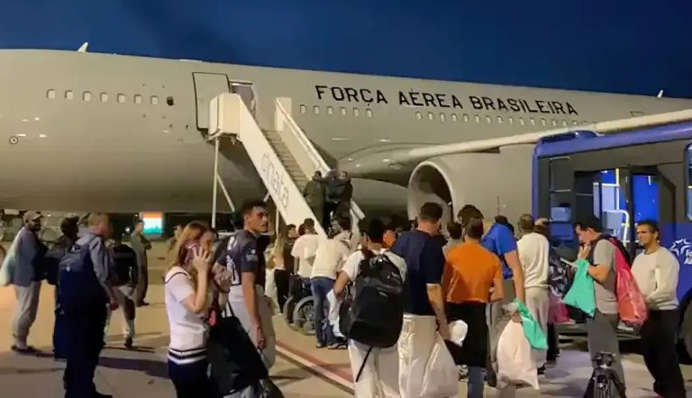 Avião com 96 brasileiros deportados dos EUA chega ao Brasil