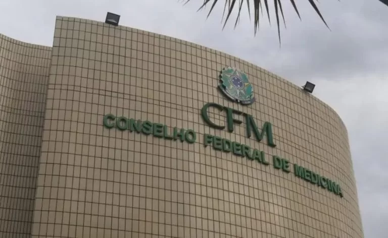 CFM veta terapias hormonais para crianças e adolescentes