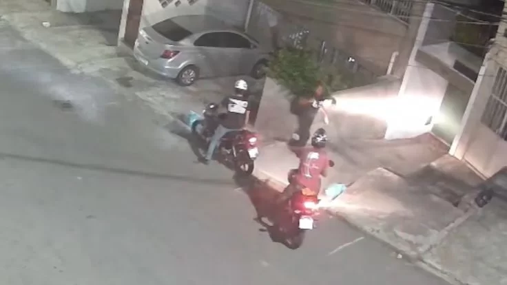 CÂMERA FLAGROU TUDO: Mulher é assaltada por criminosos na Boca do Rio