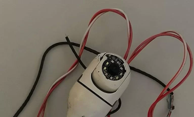 Traficantes atacam PMs em Nova Brasília de Valéria e câmera é localizada em poste