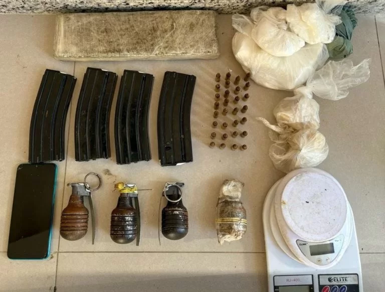Carregadores de fuzil, granadas, munições e mais de 2kg de drogas são apreendidos em Eunápolis