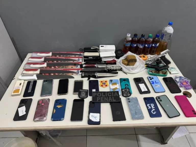 Prestador de serviço preso ao tentar entrar com celulares, armas e drogas na Penitenciária Lemos Brito
