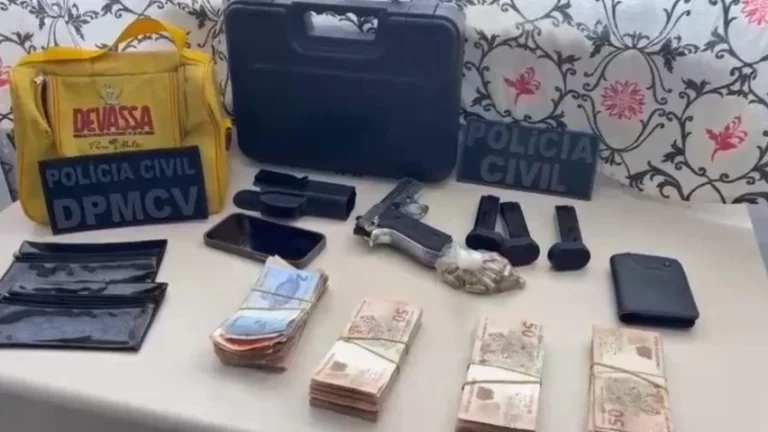 Empresário é preso com pistola e R$20 mil após espancar companheira no Lobato