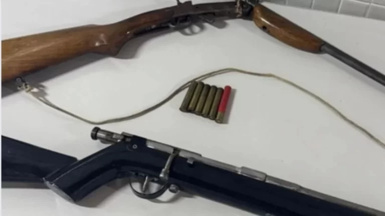 Homem é preso após ser flagrado vendendo espingardas em oficina em Santa Rita de Cássia