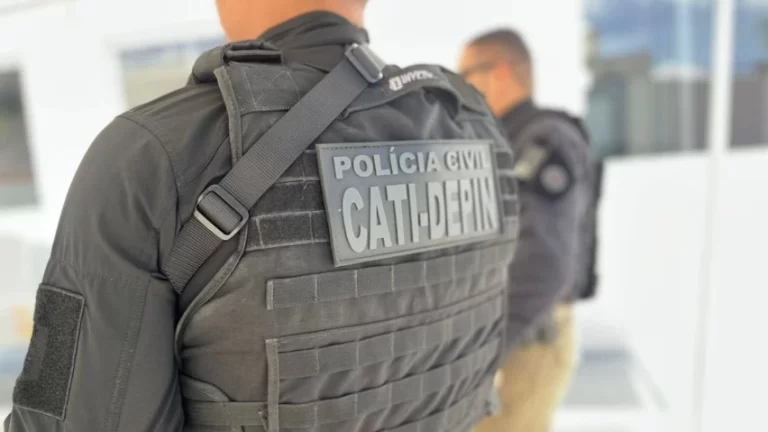 AMEAÇOU DENTRO DA DELEGACIA: Homem é preso após mandar mensagens para ex, mas sai no dia seguinte após pagar fiança