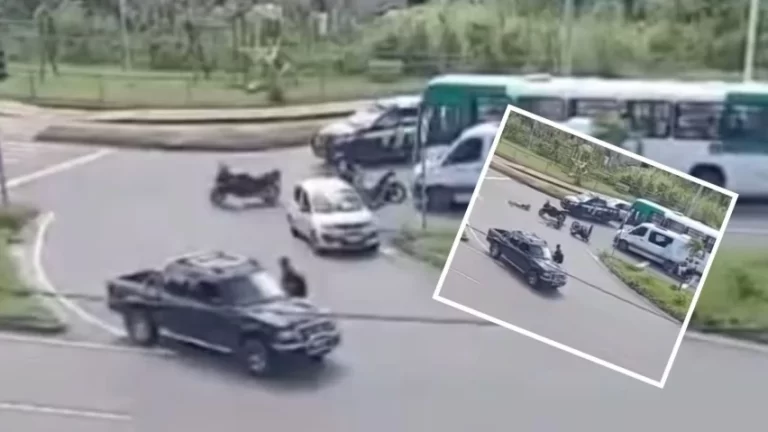 FLAGRANTE: Moto colide com carro durante retorno na Avenida 29 de Março