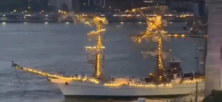 DOIS MORTOS E 22 FERIDOS: Navio da Marinha do México colide com histórica ponte do Brooklyn