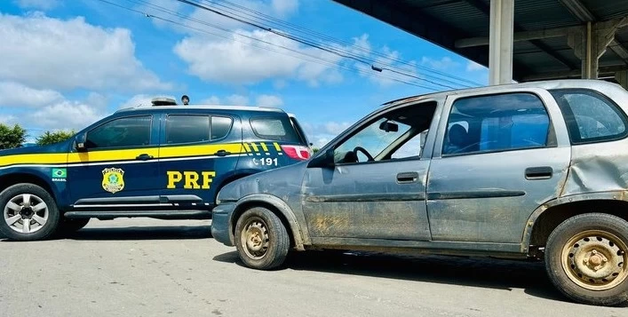 PRF encontra carro furtado abandonado às margens da BR 116 em Poções