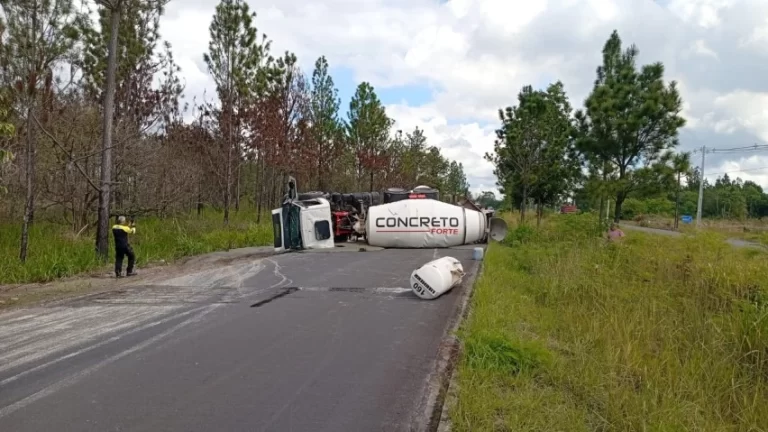 Carreta betoneira tomba e interdita via de acesso ao Polo Industrial de Camaçari