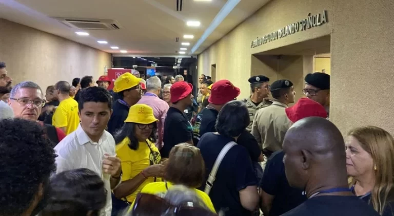 Invasão do plenário da ALBA e atividades encerrados por motivo de segurança