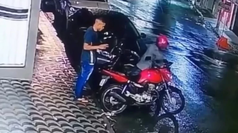 CRIME FOI FLAGRADO: Criminosos furtam motocicleta em avenida movimentada de Candeias; assista