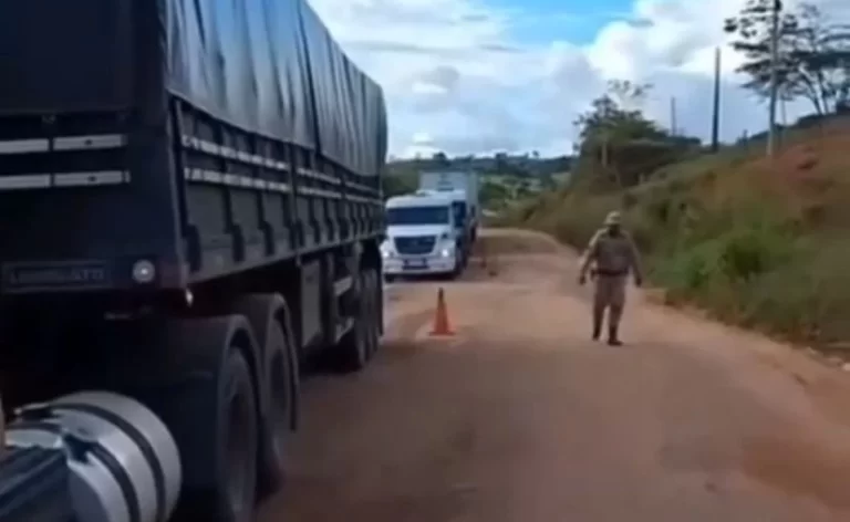 Caminhoneiros barrados em desvio da ponte do Rio Jequitinhonha ficam revoltados e são ameaçados por policiais