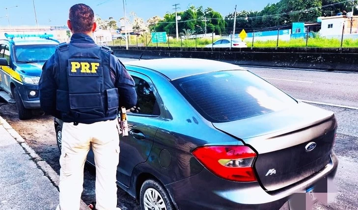PRF em Simões Filho recupera veículo roubado abandonado na BR 324