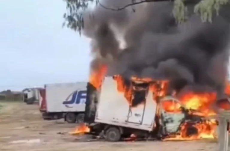 Cinco caminhões da JBS pegam fogo no sudoeste da Bahia