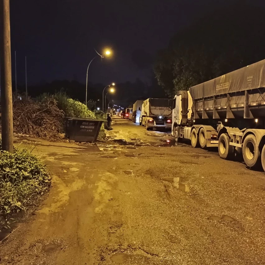 Moradores protestam contra buracos na Estrada do Derba 1 - Moradores protestam contra buracos na Estrada do Derba