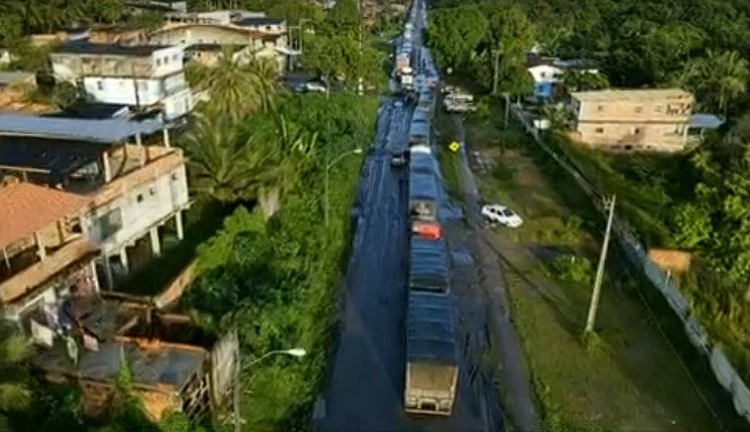 Manifestantes interditam a Estrada do Derba e interrompem o tráfego de veículos