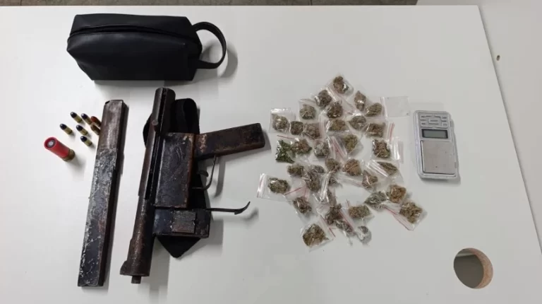 Suspeitos fogem e deixam submetralhadora para trás em Feira de Santana
