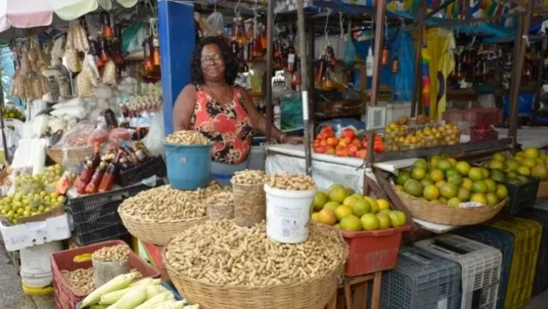 Feiras e mercados municipais registram grande movimento de clientes à procura de produtos juninos