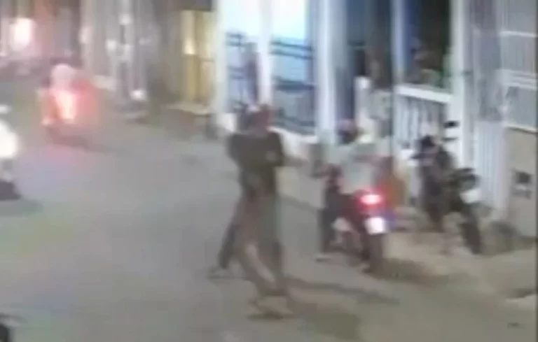 TENSÃO! Motociclista briga com assaltante em rua movimentada de Massaranduba