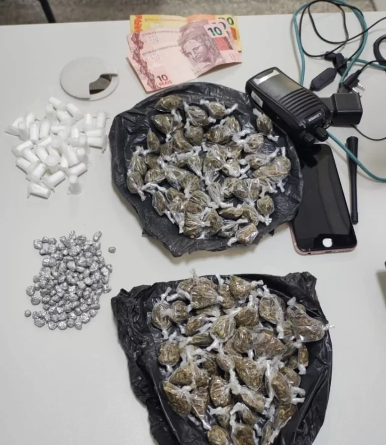 CAÍRAM NA GAIOLA! Operação em Pernambués apreende centenas de porções de drogas