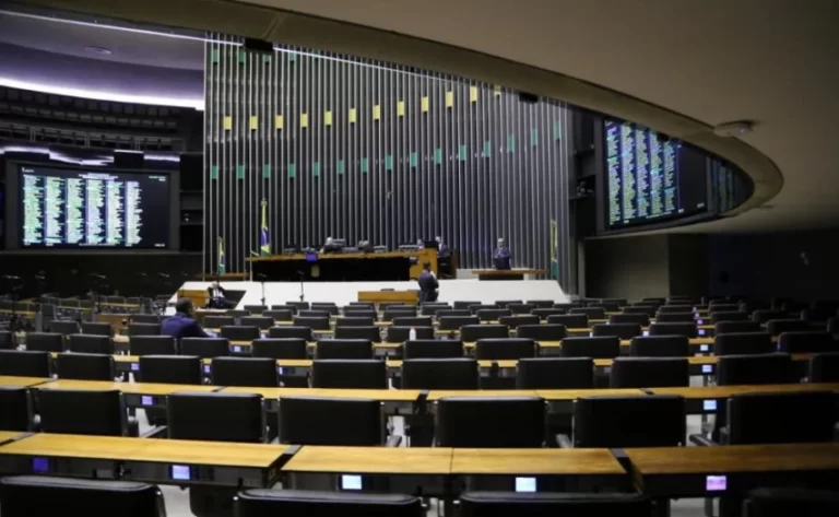 Lula veta aumento de deputados federais e decisão sobre redistribuição de cadeiras vai para o TSE
