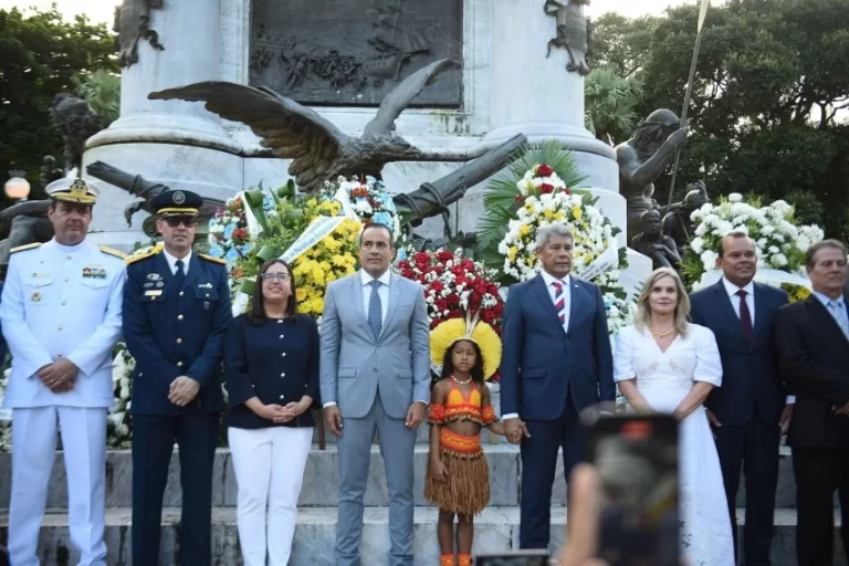 Chegada do Fogo Simbólico ao Campo Grande encerra desfile cívico do 2 de Julho em Salvador
