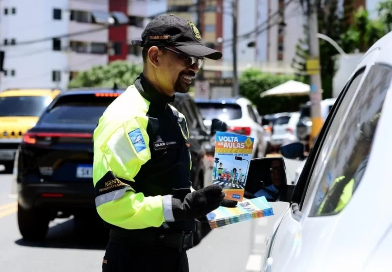 Campanha Volta às Aulas da Transalvador mobiliza motoristas e pedestres no entorno das escolas