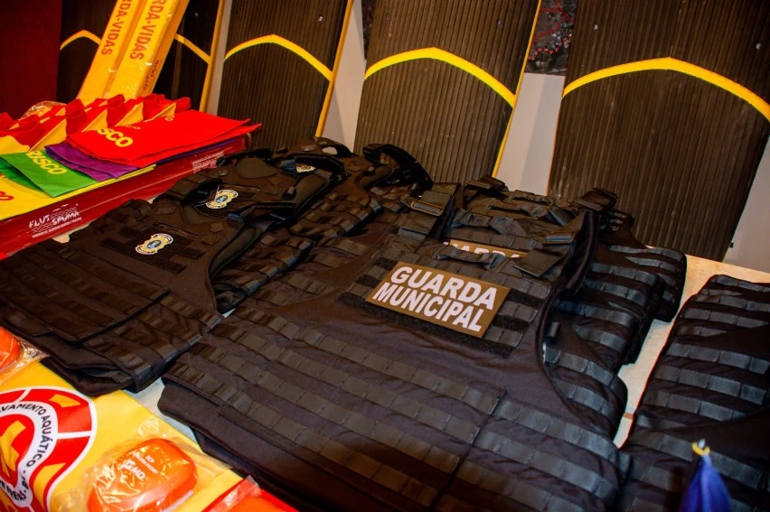 Guarda Municipal e salva-vidas recebem novos equipamentos em ação liderada por Débora Regis