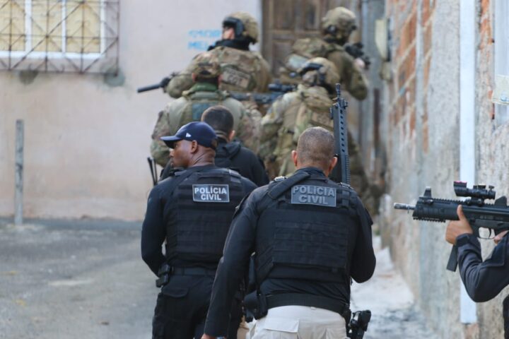 Polícias militares intensificam hoje o policiamento no Brasil
