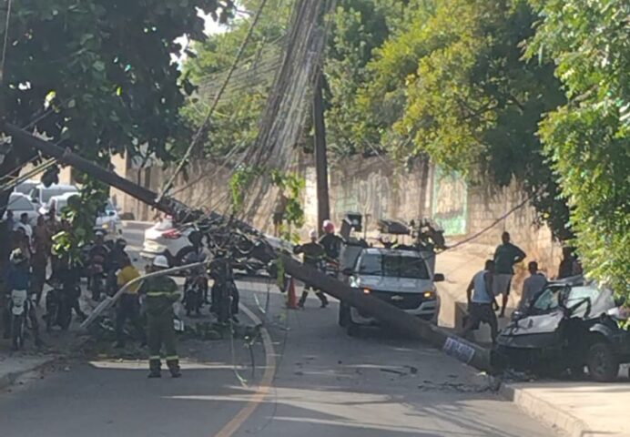 Urgente: Motorista perde controle e bate em poste na Mata Escura